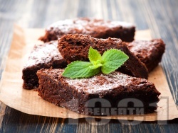 Лесен и вкусен шоколадов сладкиш брауни класически оригинален десерт с бял и черен шоколад - снимка на рецептата